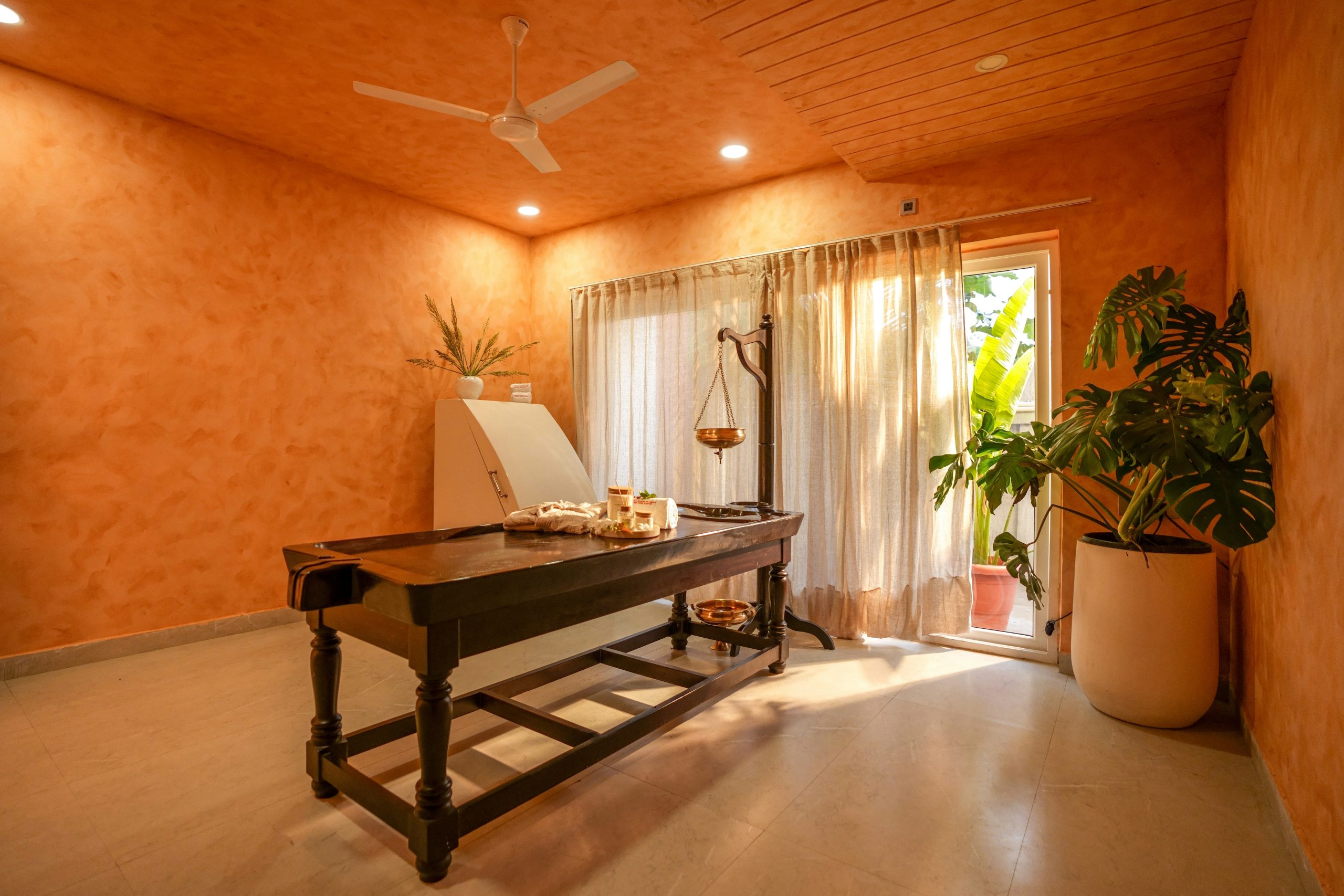 Salle de massage avec l'équipement pour Shirodhara installé.